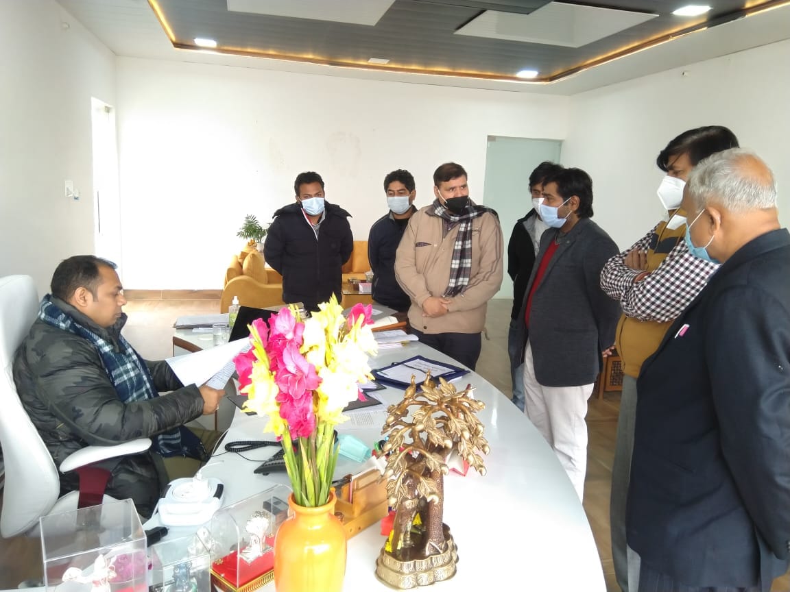 Police beat up doctors by dropping them on the road, uproar