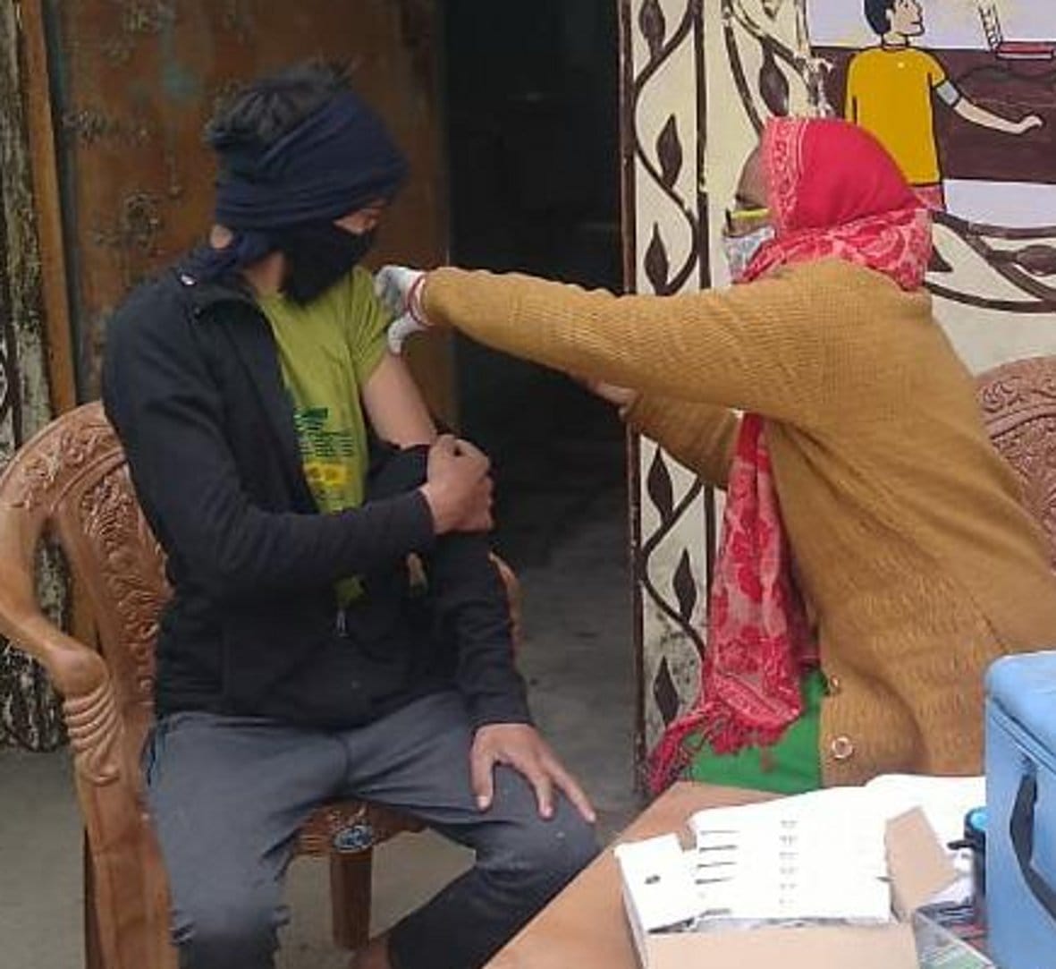 Adolescents are vaccinated against security at 33 centers