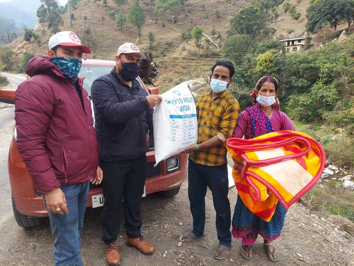 Redcross Distributes Relif Packets