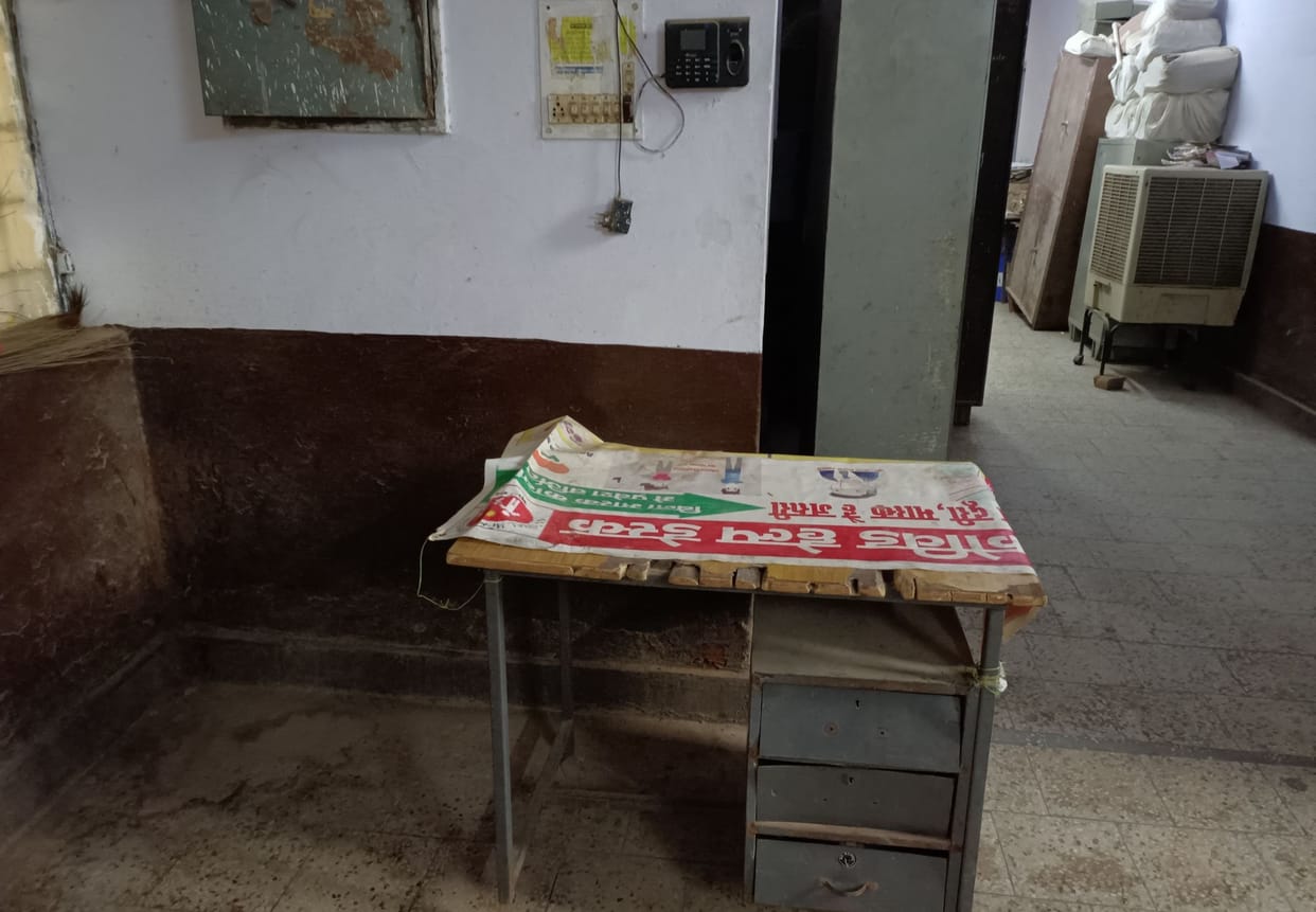 fathepur news,Corona protocol became a joke in the offices of the Education Department