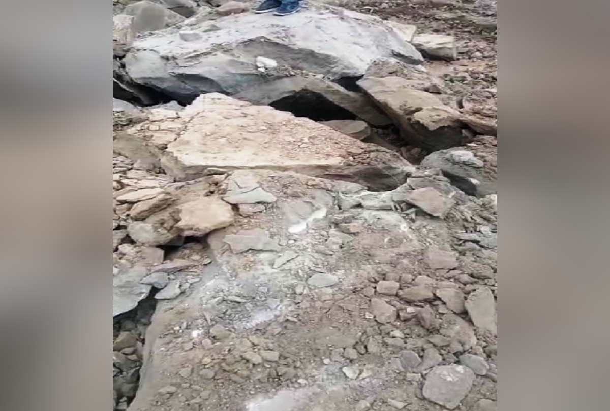 Kiratpur Nerchowk Fourlane: The company did the blasting without informing, the stones fell on the courtyards and roofs of the houses