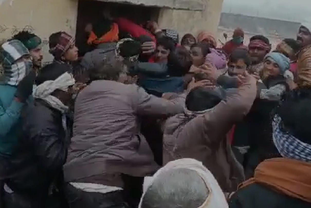 Gwalior: Kicking and punching among farmers over fertilizer in Bhitarwar, commotion lasted for half an hour, police pacified the matter
