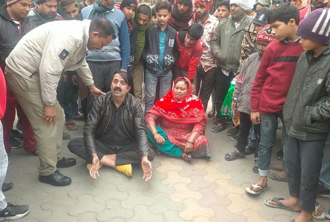 Driver of father's car sitting on dharna against Nahid