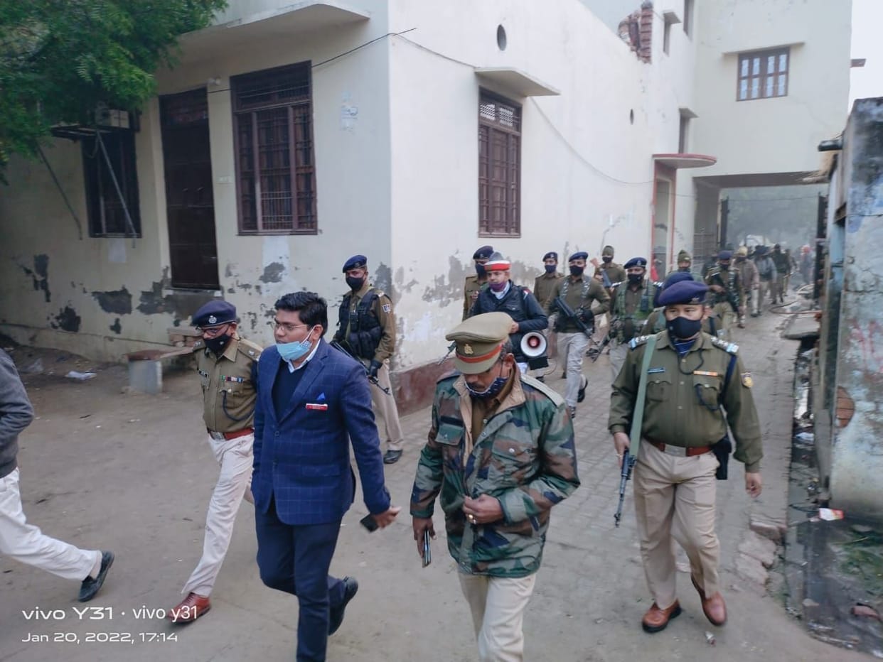 Mathura: Jamunapar Police created a sense of security by conducting flag march
