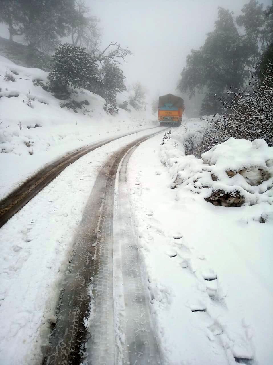Mercury dropped after snowfall, people resort to bonfire and heaters