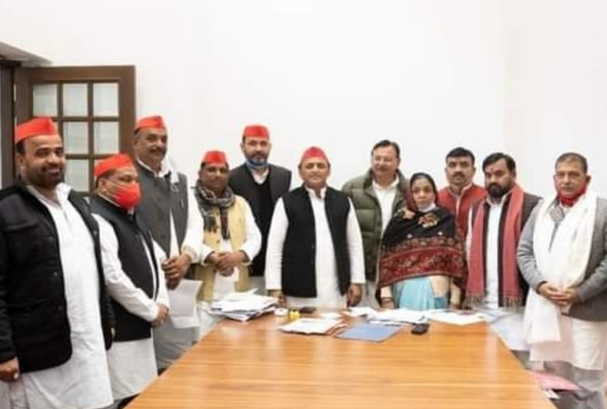 UP Election 2022: Former State Vice President of BJP, Late. Upendra Dutt Shukla's family members took the membership of SP