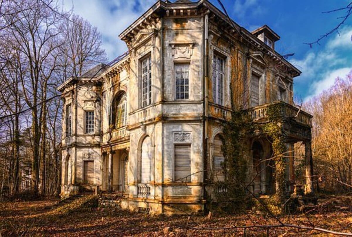Weird house One bedroom flat on sale very low price in uk  know about reason behind it