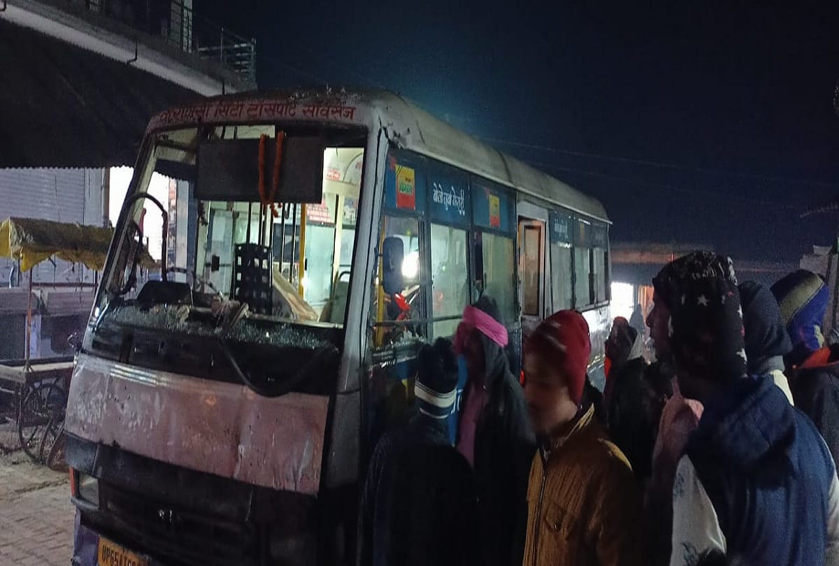 Prayagraj: Stone pelted on bus returning from Varanasi, many passengers injured, woman's condition critical