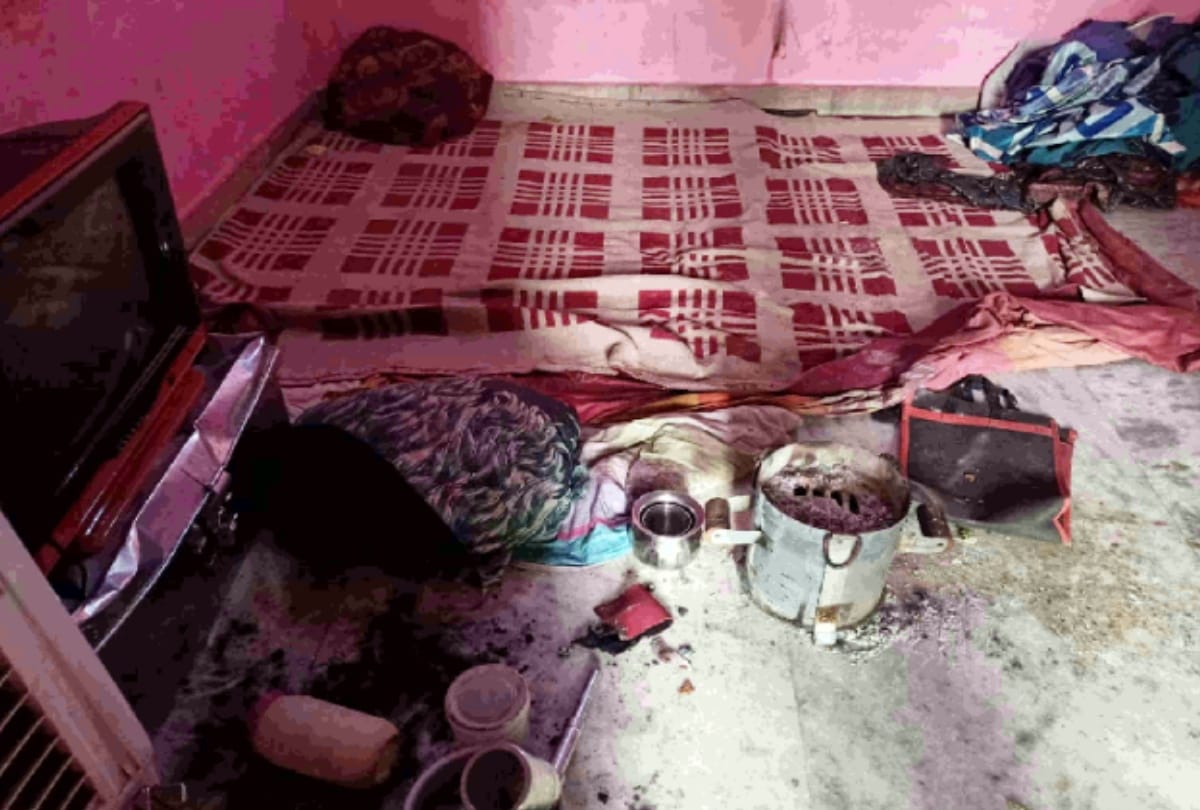 Delhi seemapuri woman and her four children found dead in room father was also there but alive