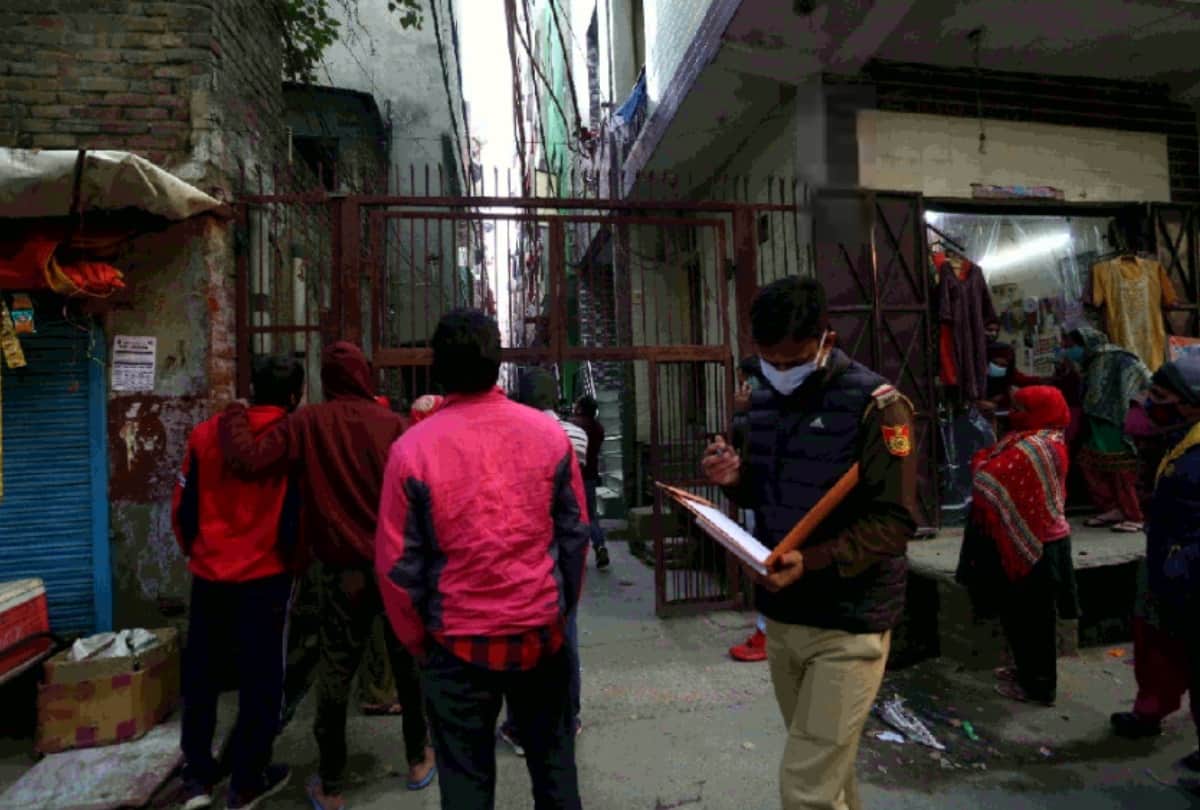 Delhi seemapuri woman and her four children found dead in room father was also there but alive