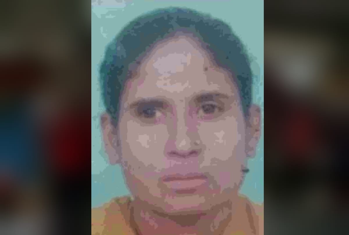 Delhi seemapuri woman and her four children found dead in room father was also there but alive