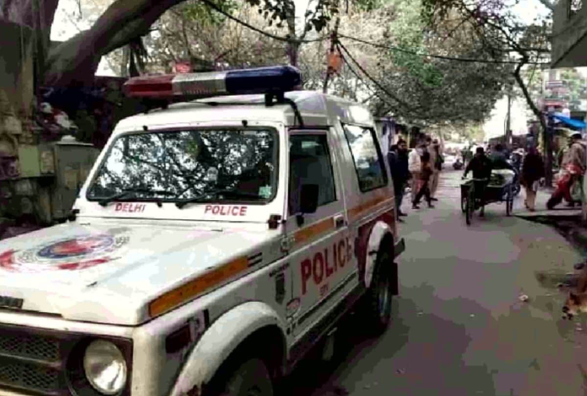 Delhi seemapuri woman and her four children found dead in room father was also there but alive