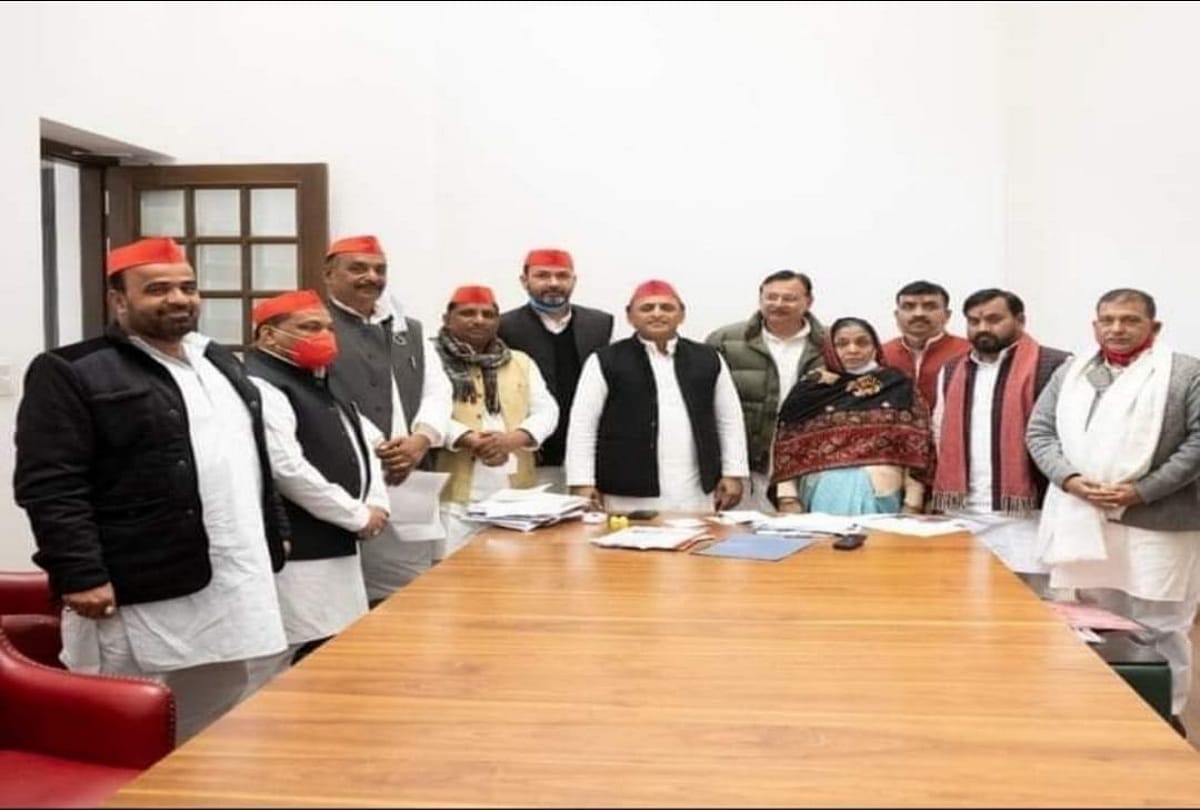 uttar pradesh election 2022 BJP state vice president Upendra Dutt wife joined Samajwadi Party