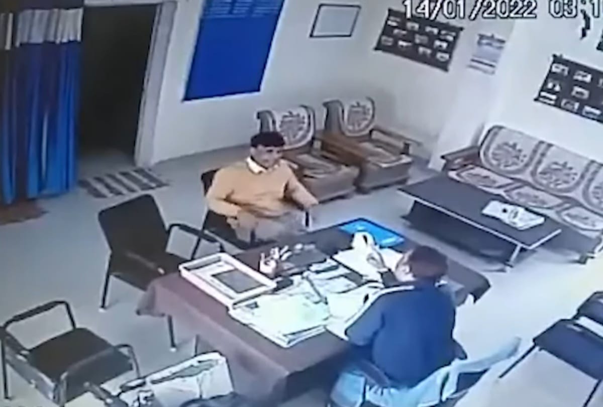 Madhya Pradesh Professor assaults college principal slaps him inside his office in Ujjain