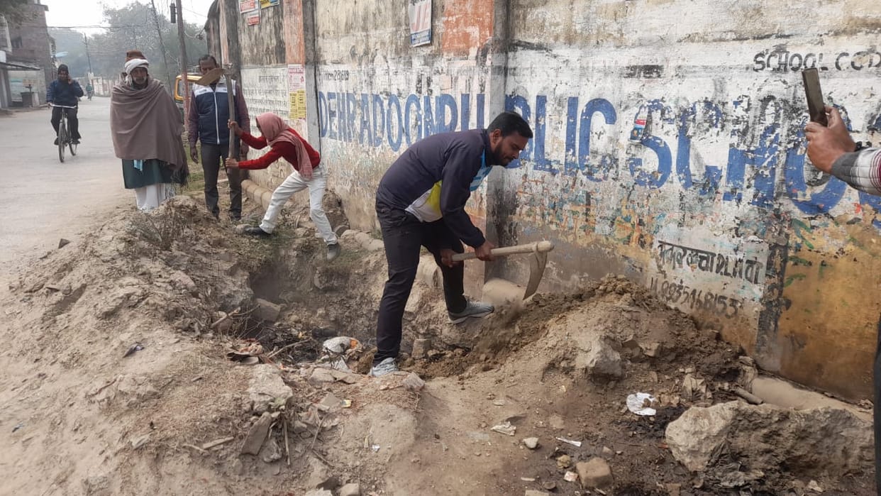 Samajwadi Party workers coverd open pit for a year in varanasi