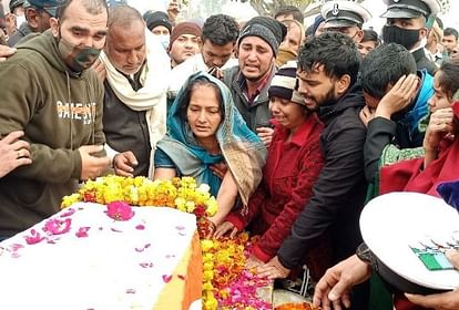 शहीद को अंतिम विदाई देते परिजन।