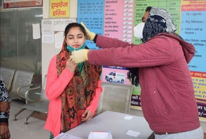 कोरोना की जांच करता कर्मचारी