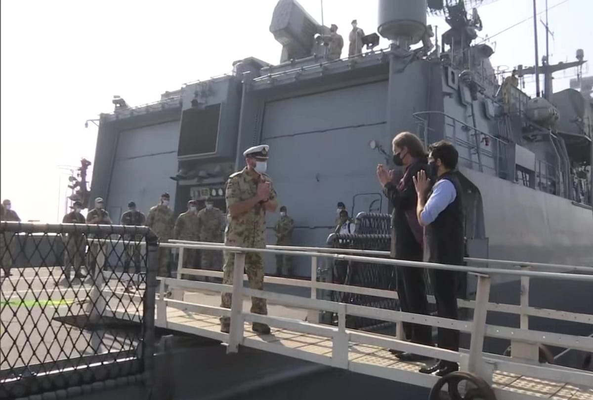 Warship reaches Mumbai: German naval officer airlifted, received by Ambassador Lindner and Thackeray
