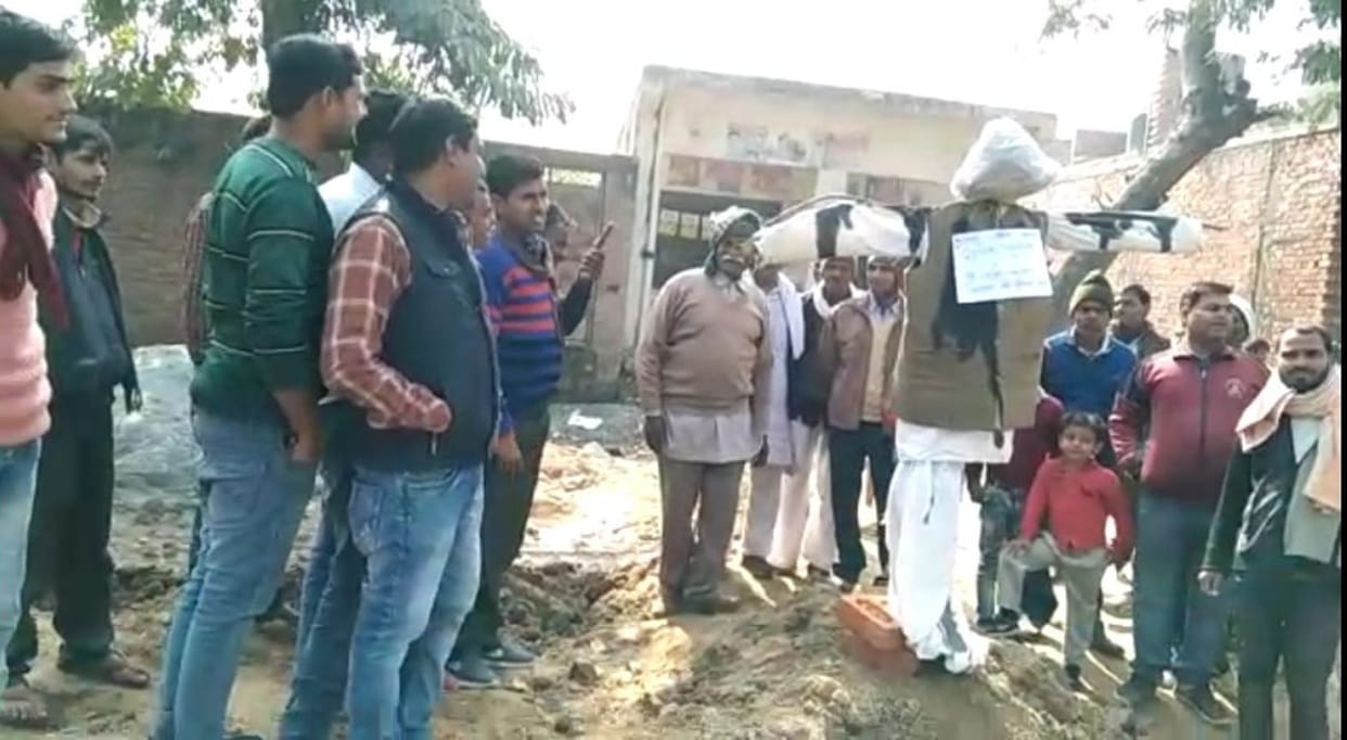 SP supporters burnt Sarvesh's effigy, shouting slogans