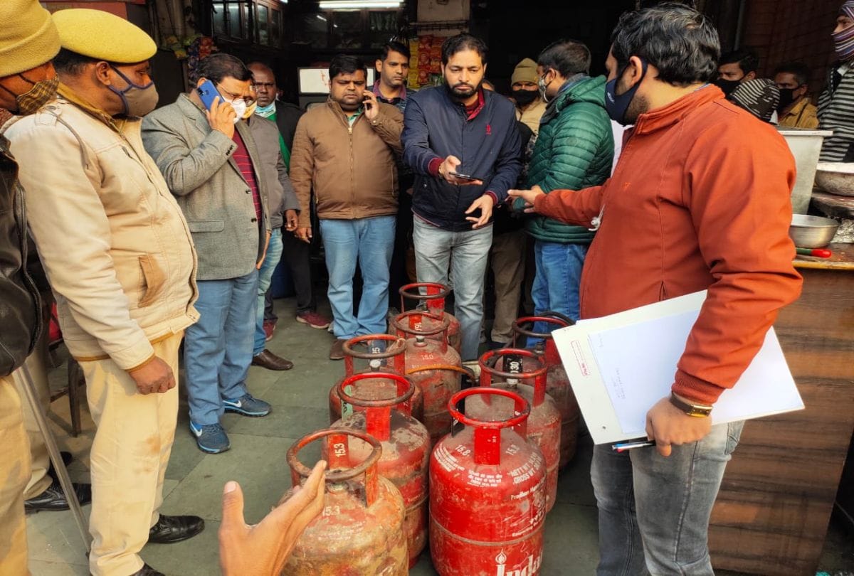 Raid On Manoj Dhaba Caught Domestic Gas Cylinder