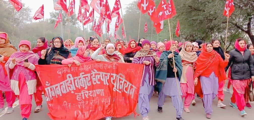 Anganwadi workers raised slogans at MLA's residence