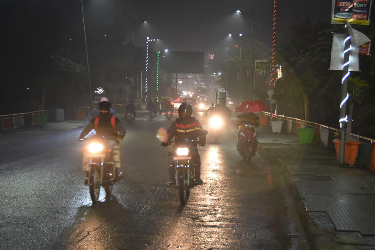 Chills increased due to drizzle, people trembled