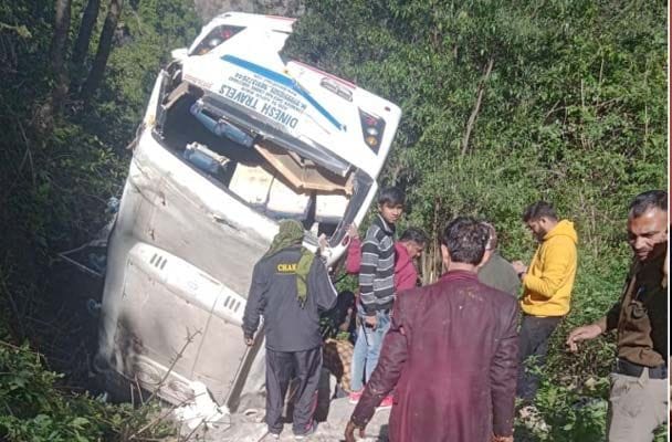 A bus full of bridesmaids fell into a ditch, three killed, 17 injured