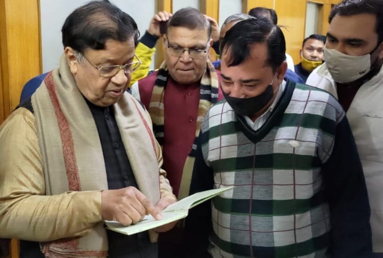Urban Local Bodies Minister Dr. Kamal Gupta did surprise inspection of HSVP office in Hisar 