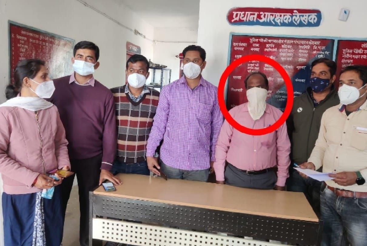 Damoh: Babu posted in sub tehsil was arrested red handed by Lokayukta taking bribe, was demanding three thousand rupees from the farmer to give a copy of the order