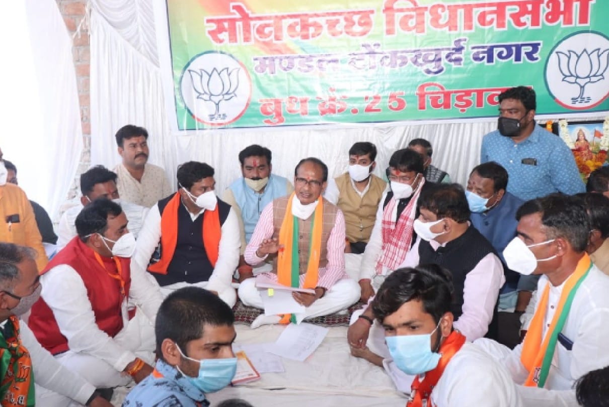 Dewas: CM Shivraj started the booth expansion campaign in village Chiravad, told the purpose of the campaign