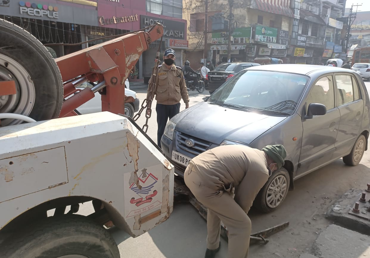 Police baton run on vehicles parked in no parking