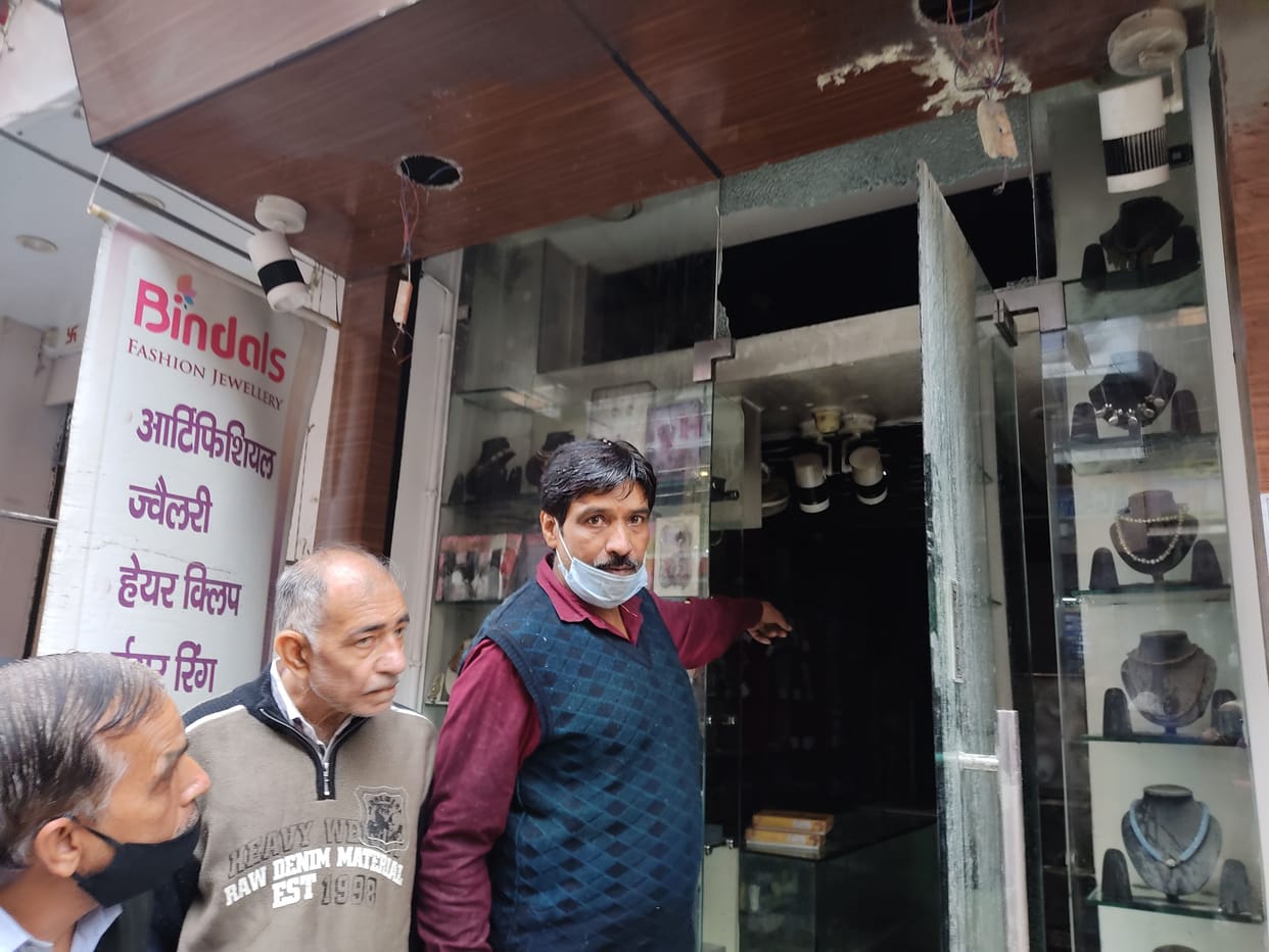 Fire in jewelery shop due to short circuit