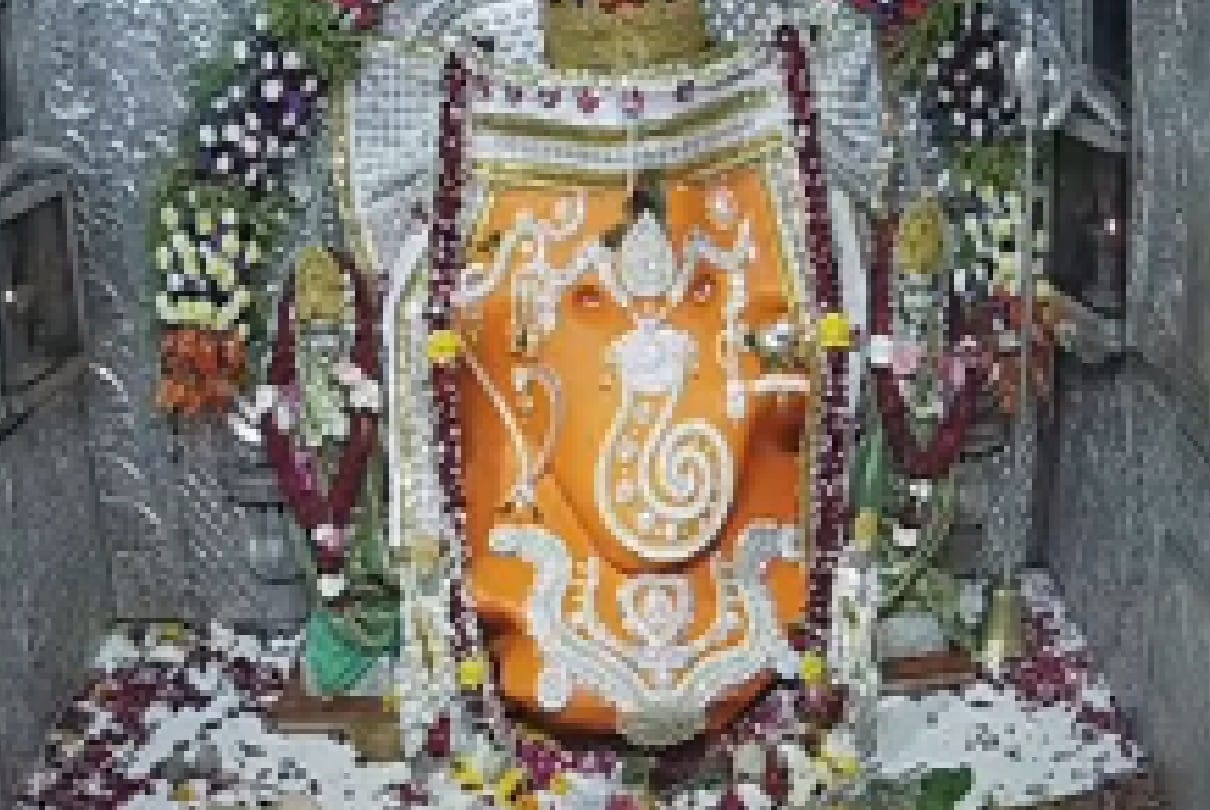 Indore Khajrana Ganesh: Lord Ganesha was blessed with 51 thousand laddus, devotees gathered on Til Chaturthi, Collector-Corporation Commissioner worshiped