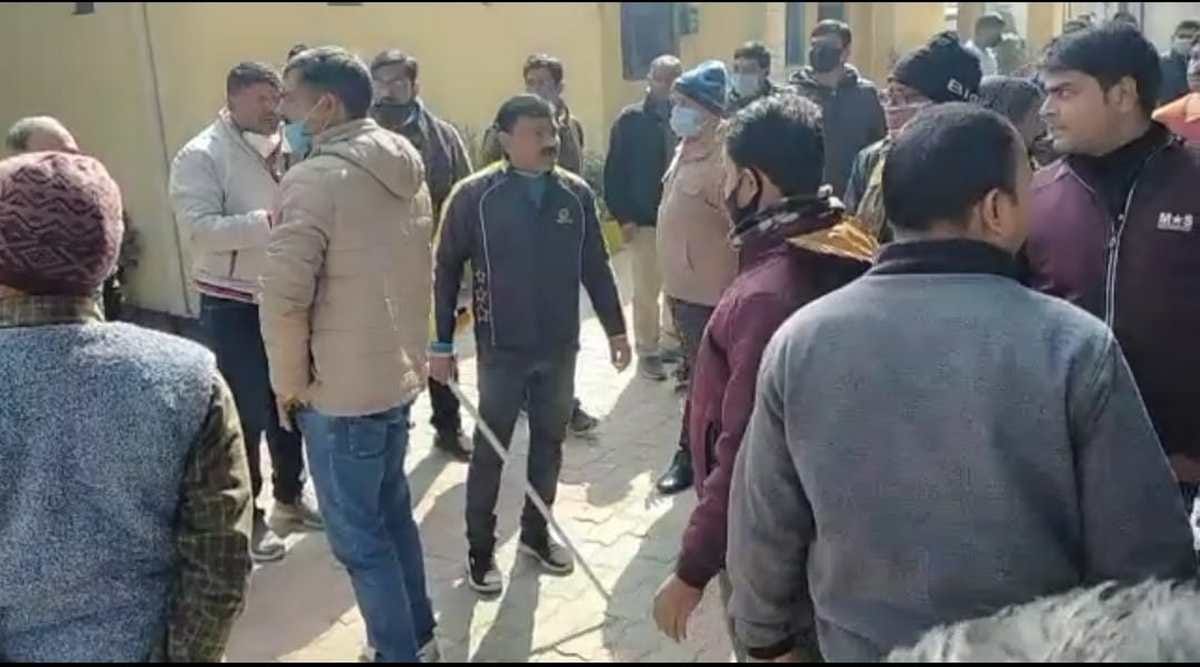 clash between employees and teachers Kashi Vidyapeeth block varanasi