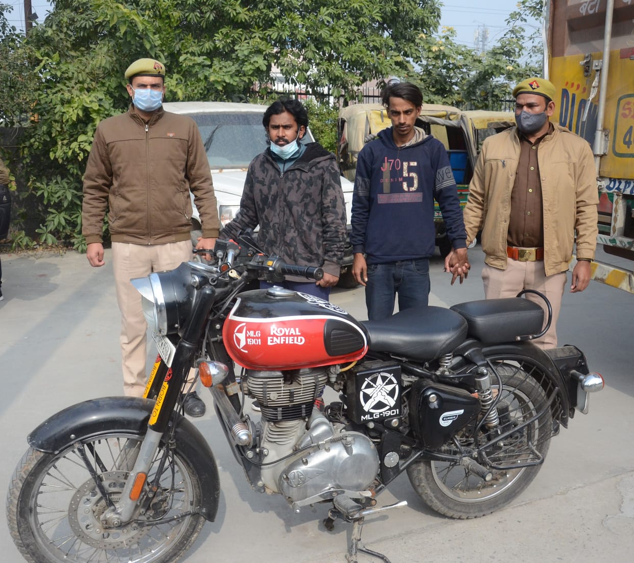There was a conspiracy to rob the NTPC officer's house by killing his wife.