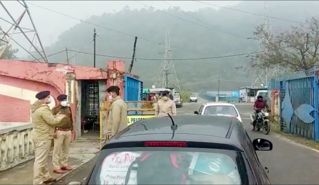 sp sirmaur chek the border barriers and nakas in  state border  in himachal utrakhand