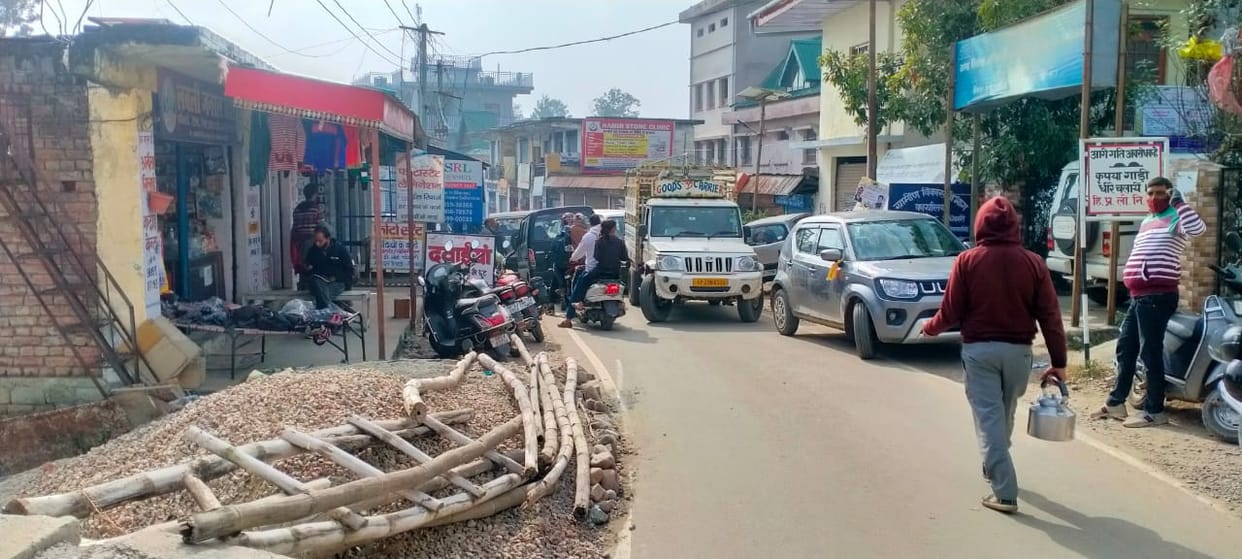 Vehicles stuck in jam for half an hour in Bhoranj