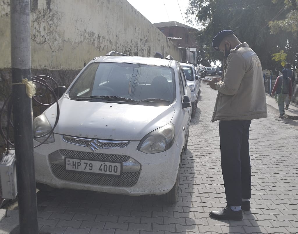 traffic police did chalan of illegale parking near  old arts college in nahan