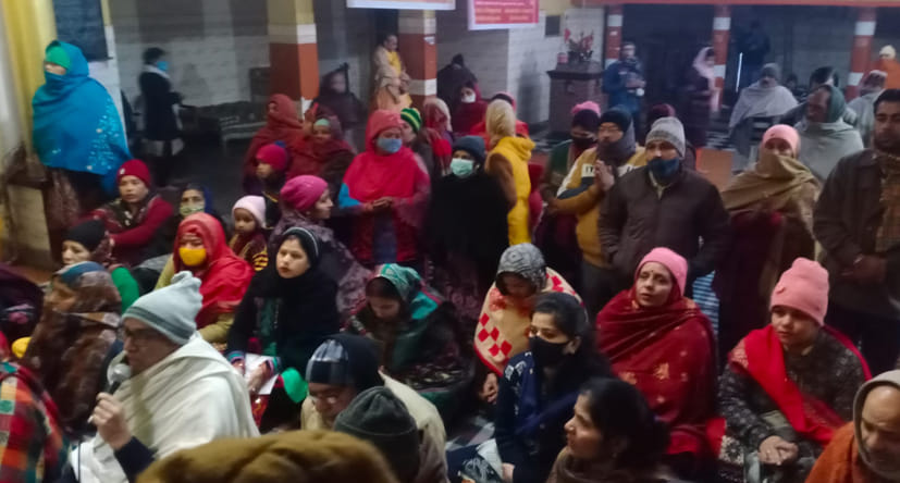 Devotees gathered to see the tableau and makeup of Thakurji and Radha Rani