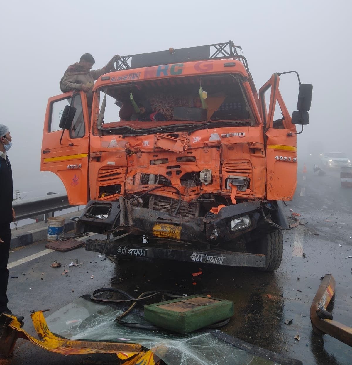 Eight vehicles collided due to poor visibility due to fog, Eco van killed