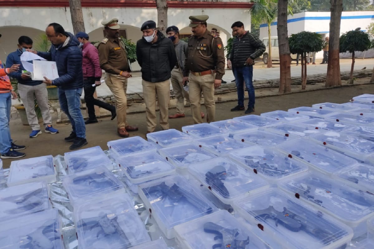 UP Crime: Police have arrested three accused with illegal weapons during busted a factory in Muzaffarnagar