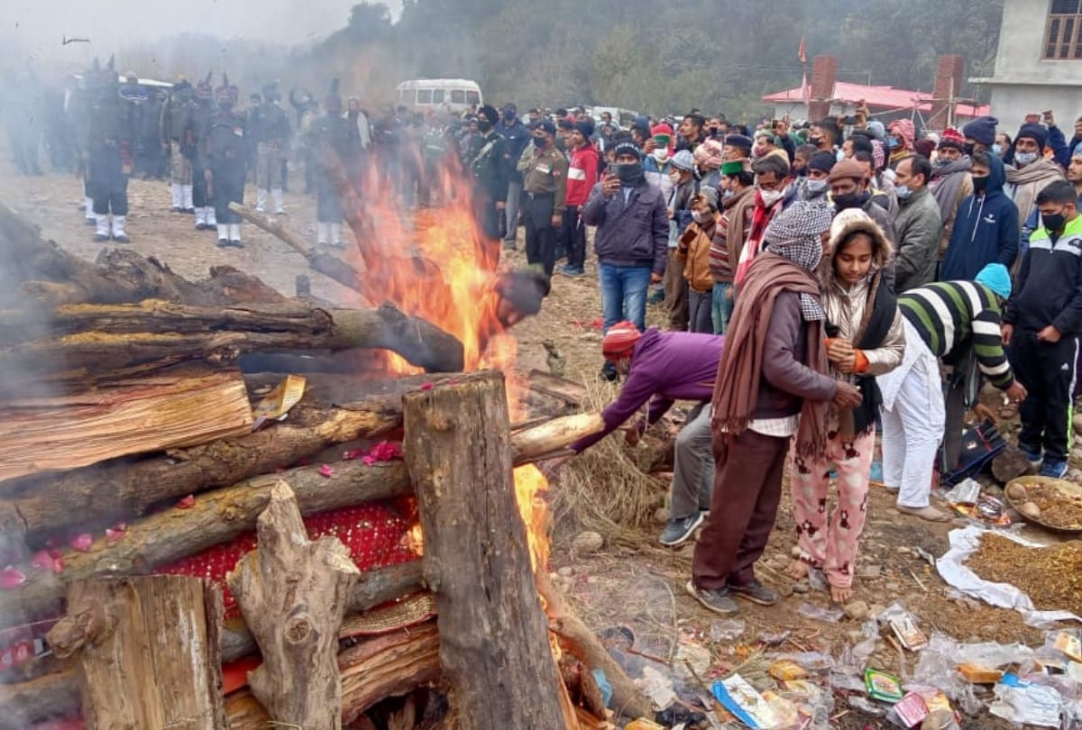 Daughter lights Navy officer Surinder Kumar MCPO II funeral pyre Killed In explosion on warship INS Ranvir
