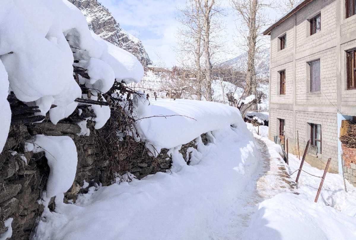 himachal weather update: Heavy rain and snowfall alert for two days, 143 roads and 34 drinking water schemes still stalled in the state