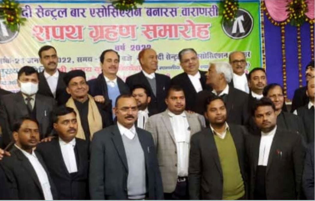 Central Bar Association newly elected Office bearers took oath District Judge of Varanasi said love of bar and bench should be maintained