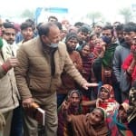 ग्रामीणों को समझाते पुलिसकर्मी।