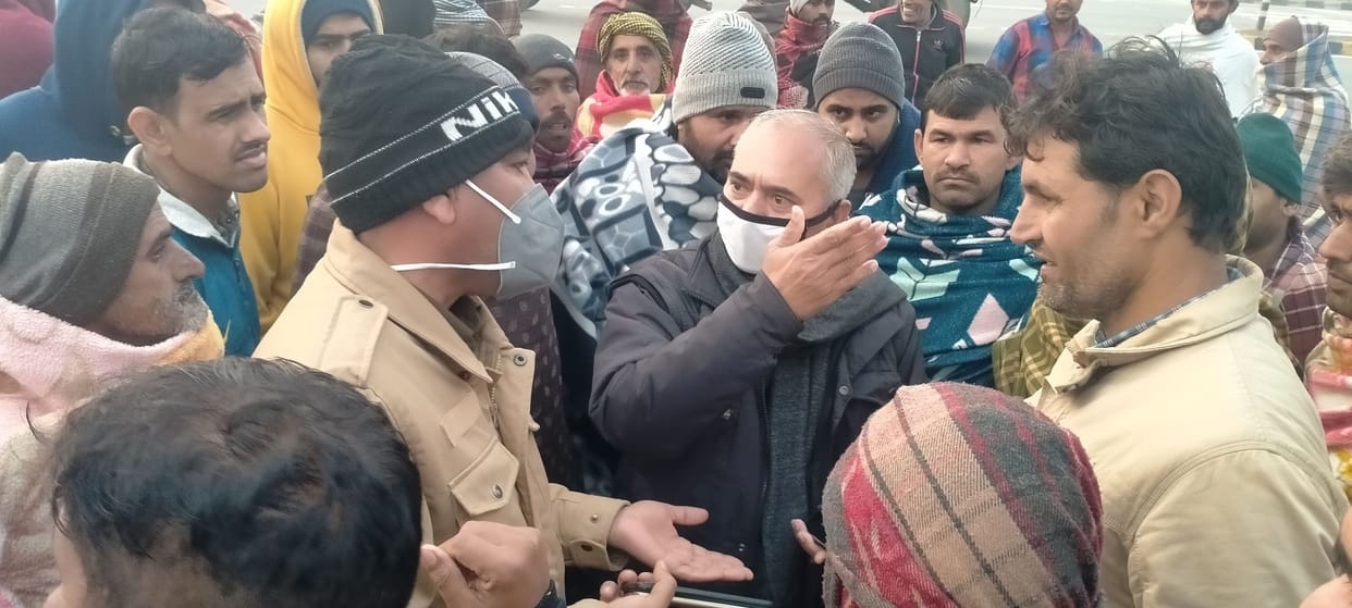 Farmers surrounded three trucks filled with urea on suspicion of black marketing