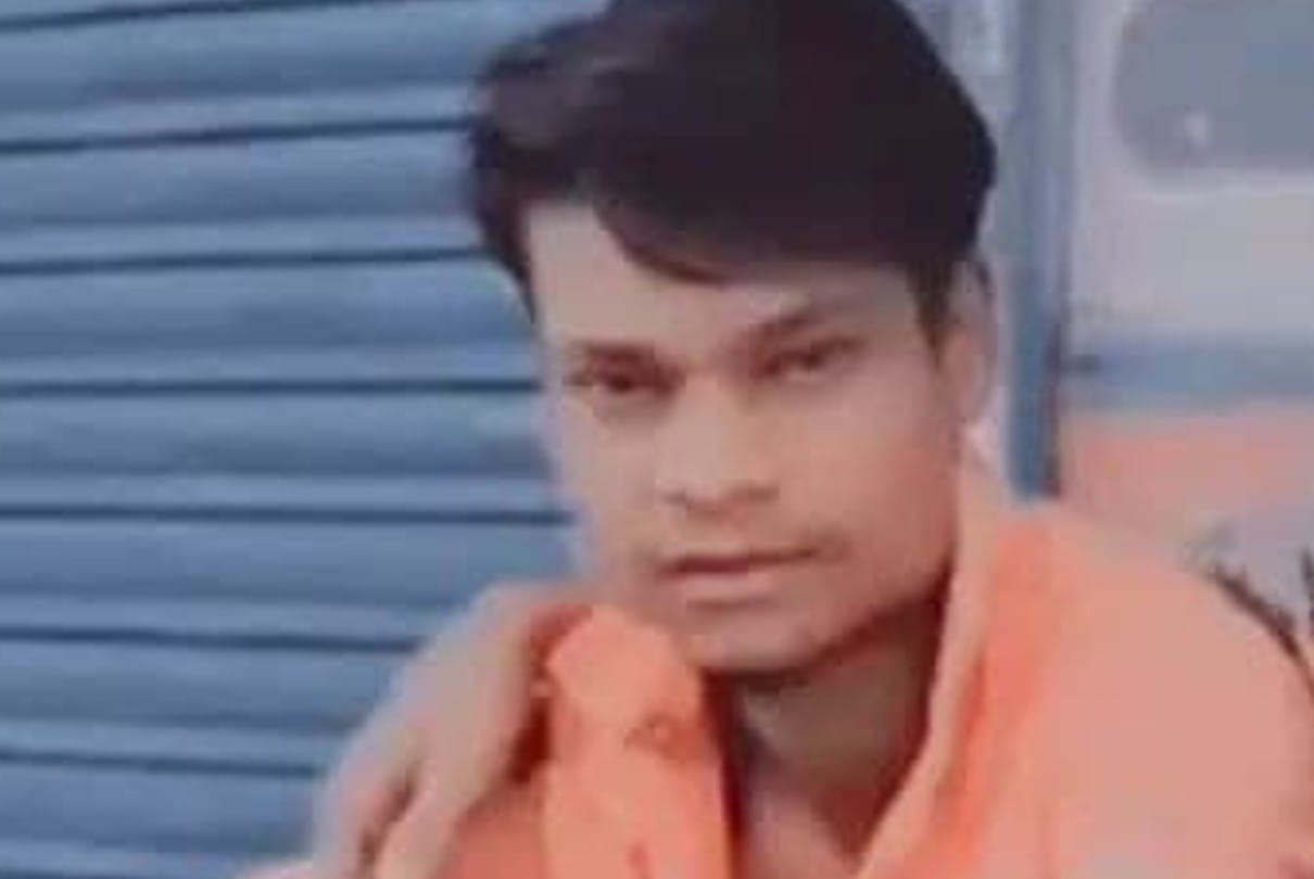 Indore: Murder of a young man by stabbing him with knives, was sitting late at night with friends, police was looking for the reason