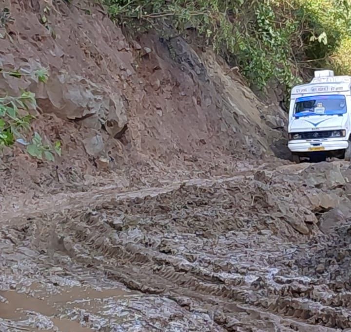 Slippery on the highway between Kotdwar-Dugadda threatens vehicles