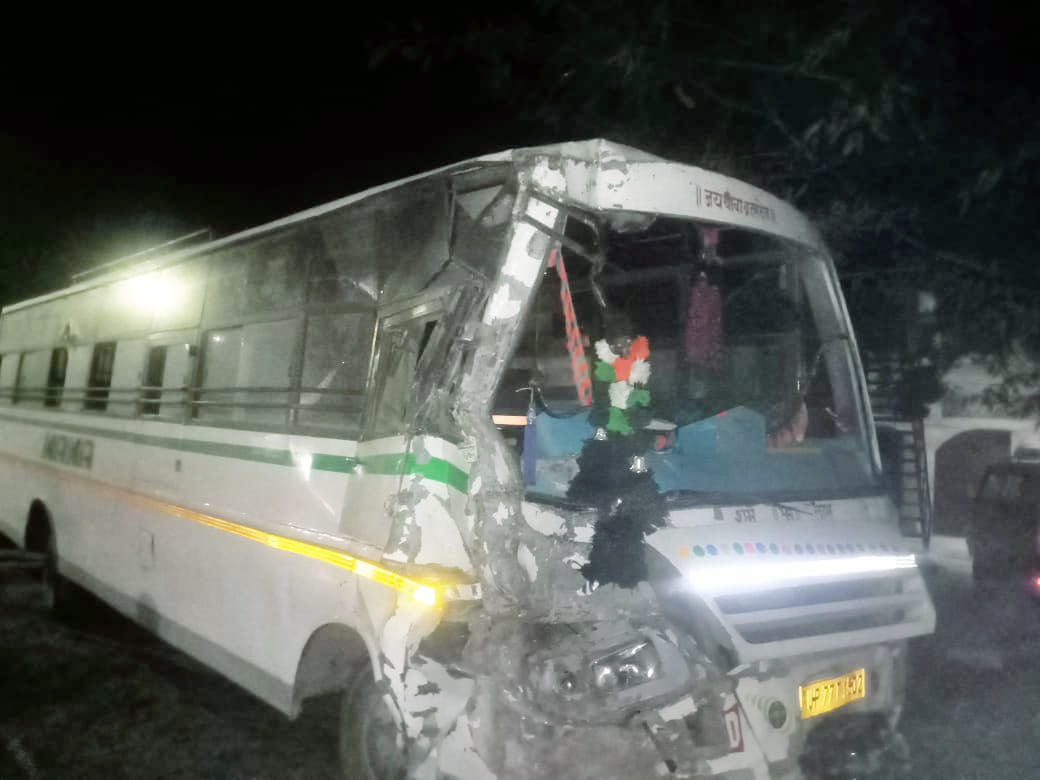 Kanpur Dehat : Truck collides with bus, 17 workers returning from factory injured