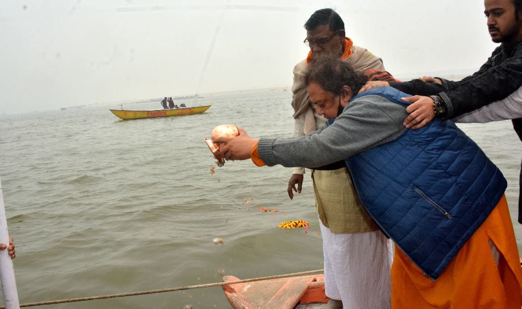 Pandit Birju Maharaj ashes immersed in Ganges varanasi people demand for Bharat Ratna award  to Kathak samrat